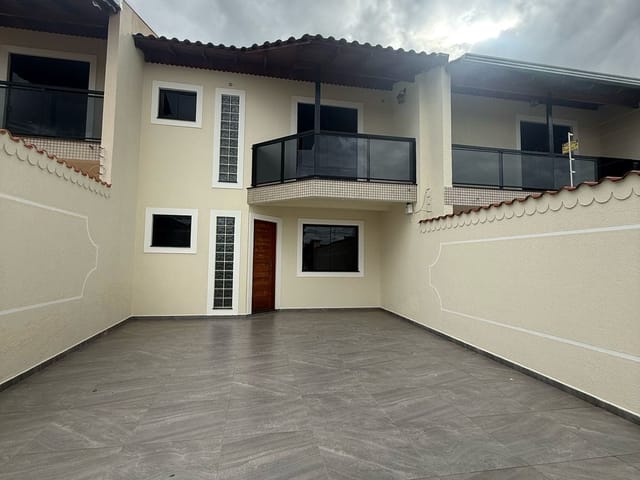 Sobrado para Locação, 3 quartos sendo 1 suíte, Área externa com churrasqueira, Próximo ao Terminal em Uvaranas.