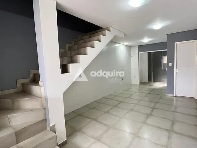 Sobrado 2 quartos e 2 banheiros, à venda, no bairro Nova Rússia em Ponta Grossa