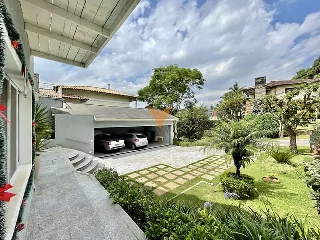 Sobrado com 847m² 4 quartos e 5 banheiros, à venda, no bairro São Paulo II em Cotia
