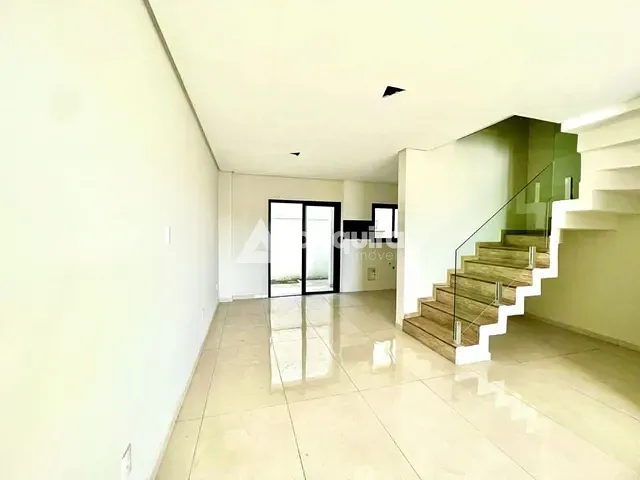 Sobrado 3 quartos e 2 banheiros, à venda, no bairro Chapada em Ponta Grossa