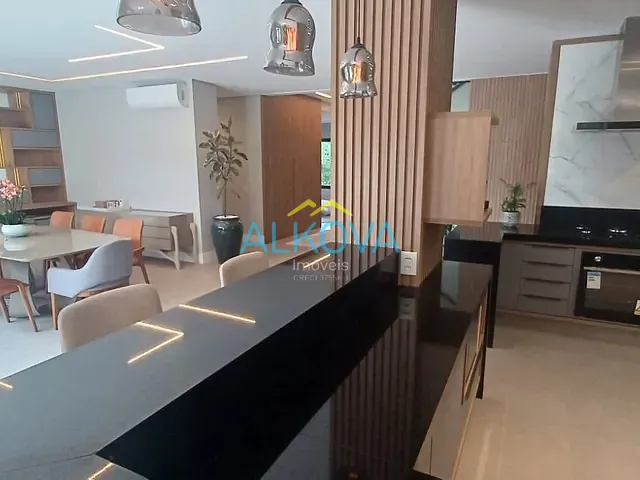 Sobrado com 450m² 5 quartos e 8 banheiros, à venda, no bairro Jardim do Golfe em São José dos Campos