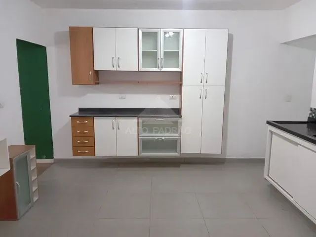 Sobrado com 260m² 4 quartos e 2 banheiros, à venda, no bairro Vila Nossa Senhora das Vitórias em Mauá