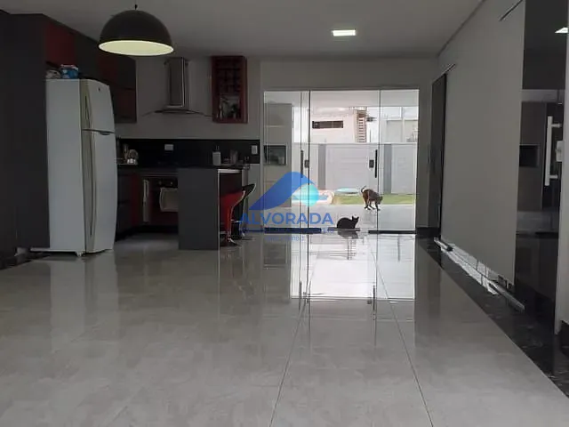 Sobrado com 256m² 4 quartos e 3 banheiros, à venda, no bairro Jardim Jacinto em Jacareí