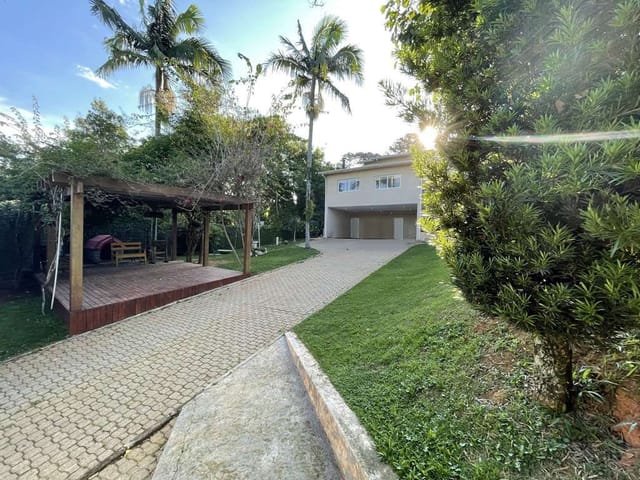 Sobrado com 1943m² 5 quartos e 7 banheiros, à venda, no bairro Vila Santo Antônio em Cotia