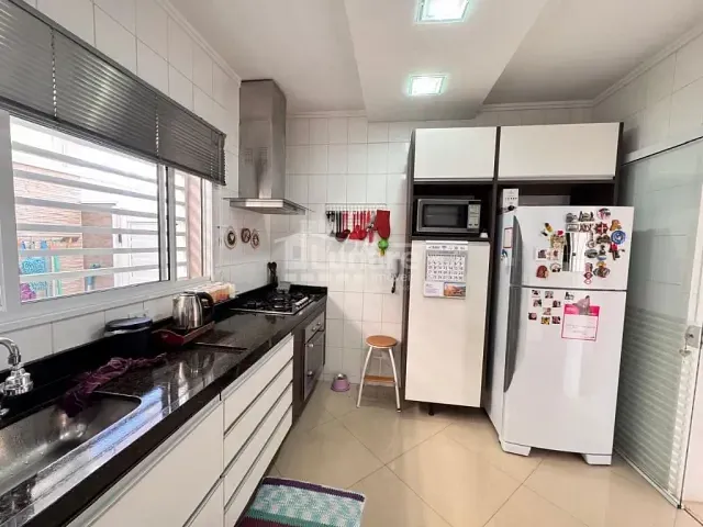 Sobrado 4 quartos e 4 banheiros, à venda, no bairro Vila Mogilar em Mogi das Cruzes