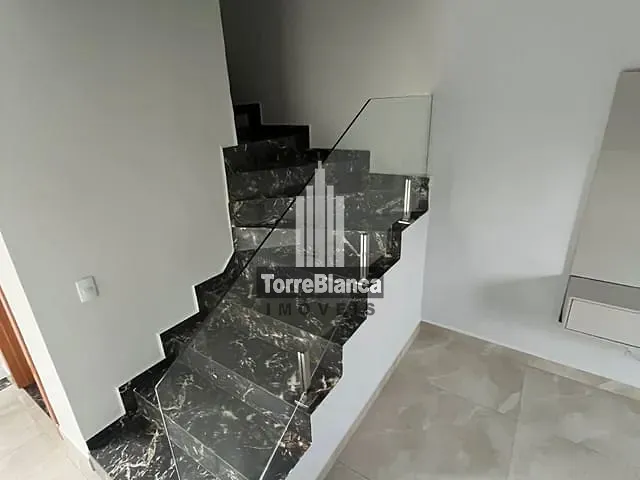 Sobrado com 120m² 3 quartos e 2 banheiros, à venda, no bairro Cará-Cará em Ponta Grossa