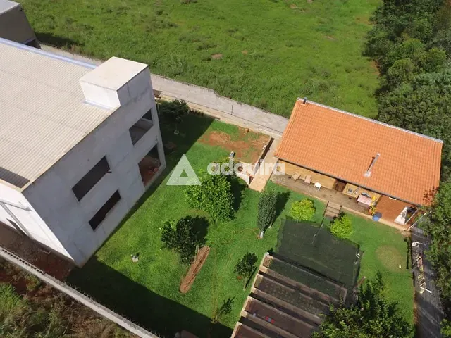 Sobrado 3 quartos e 4 banheiros, à venda, no bairro Contorno em Ponta Grossa