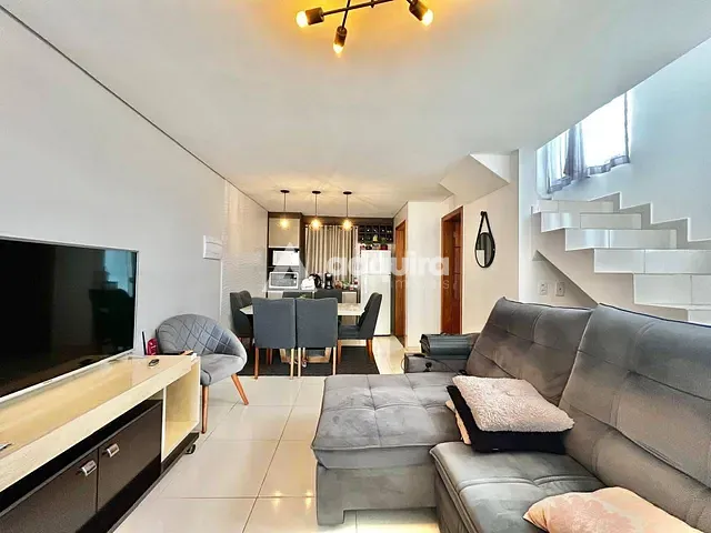 Sobrado com 150m² 2 quartos e 2 banheiros, à venda, no bairro Cará-cará em Ponta Grossa