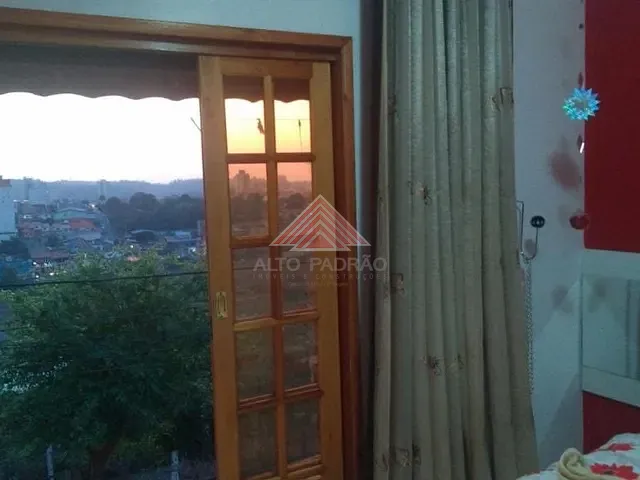 Sobrado com 180m² 3 quartos e 2 banheiros, à venda, no bairro Parque das Américas em Mauá