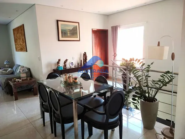 Sobrado com 300m² 3 quartos e 4 banheiros, à venda ou para alugar, no bairro Vila Betânia em São José dos Campos
