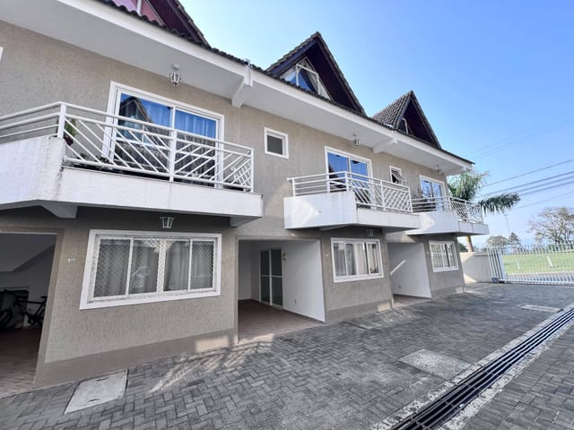 *Em negociação* Locação - Sobrado Triplex com 2 quartos, 2 vagas de garagem, Cond. Residencial Villaggio Di Veneza, Jardim Carvalho.