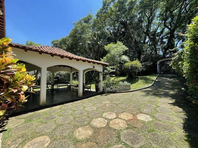 Sobrado com 1050m² 4 quartos e 6 banheiros, à venda, no bairro Bosque do Vianna em Cotia
