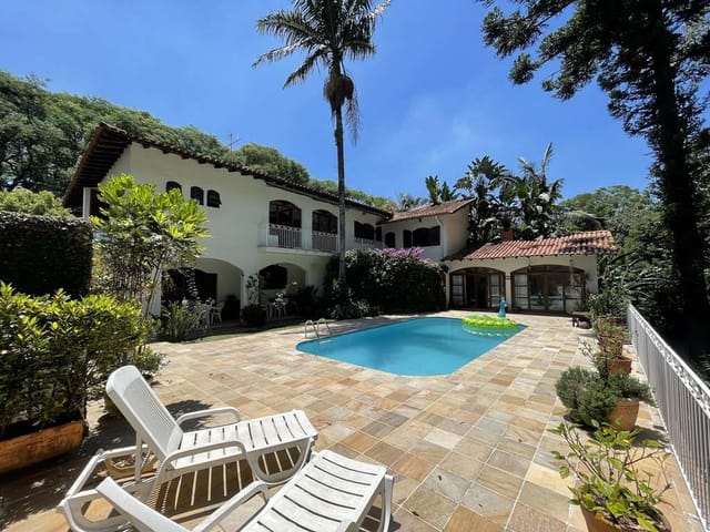 Sobrado com 1050m² 4 quartos e 6 banheiros, à venda, no bairro Bosque do Vianna em Cotia