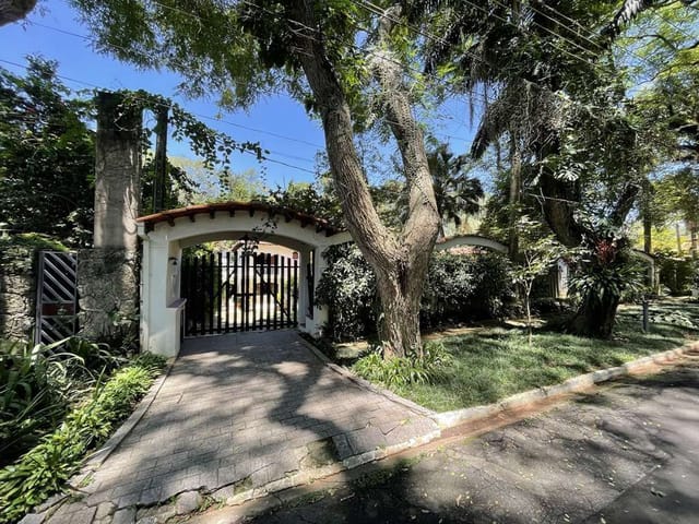 Sobrado com 1050m² 4 quartos e 6 banheiros, à venda, no bairro Bosque do Vianna em Cotia