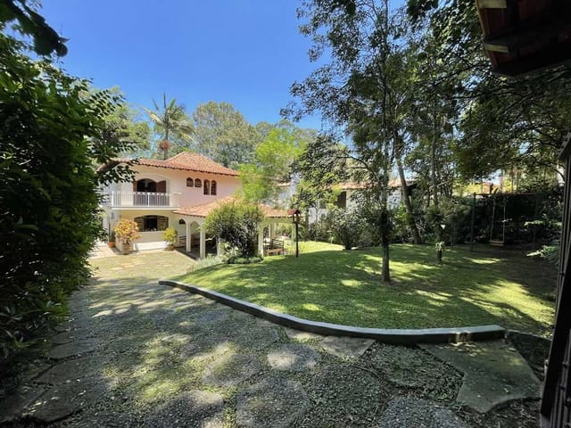 Sobrado com 1050m² 4 quartos e 6 banheiros, à venda, no bairro Bosque do Vianna em Cotia