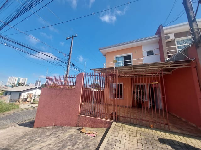 Locação - Sobrado com 3 quartos (sendo 1 suíte), Vaga de garagem coberta, Próximo ao Shopping Palladium, Uvaranas.