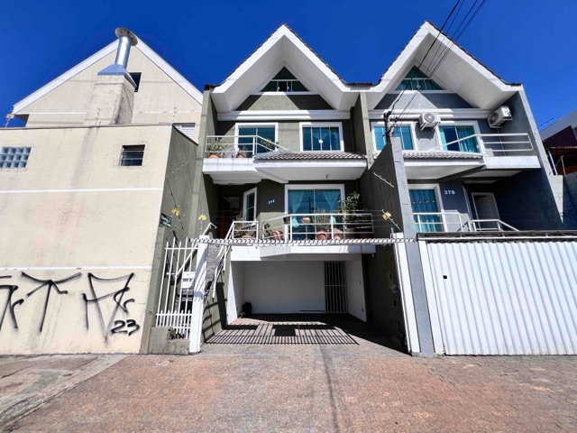 Sobrado triplex para locação com 3 quartos em Uvaranas.
