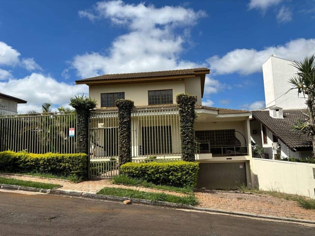 Sobrado à Venda, 4 Quartos (3 Suítes), Área Gourmet e Terreno de 495 m²