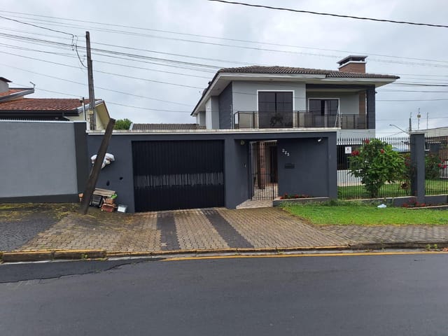 Sobrado de Alto Padrão à Venda com 4 Quartos, Piscina e Garagem para 4 Carros