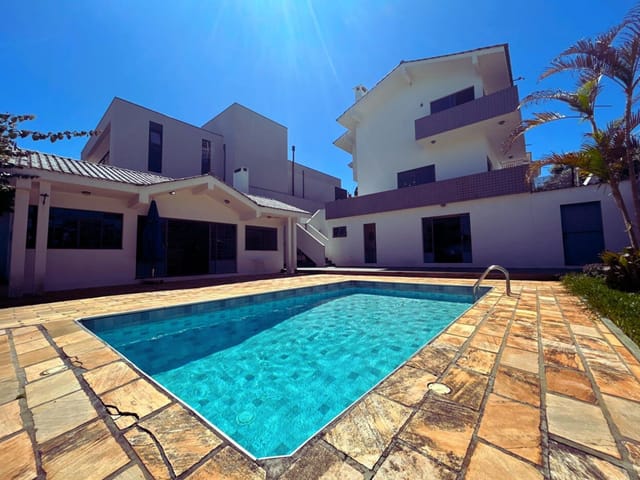 Venda e Locação - Sobrado de Alto Padrão com piscina, 3 quartos sendo 2 suítes, 5 banheiros, 4 vagas, Jardim América, Estrela.