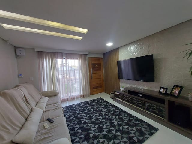 Locação - Sobrado com 3 quartos (sendo 2 suítes), 2 vagas, Sacada com churrasqueira, Uvaranas.