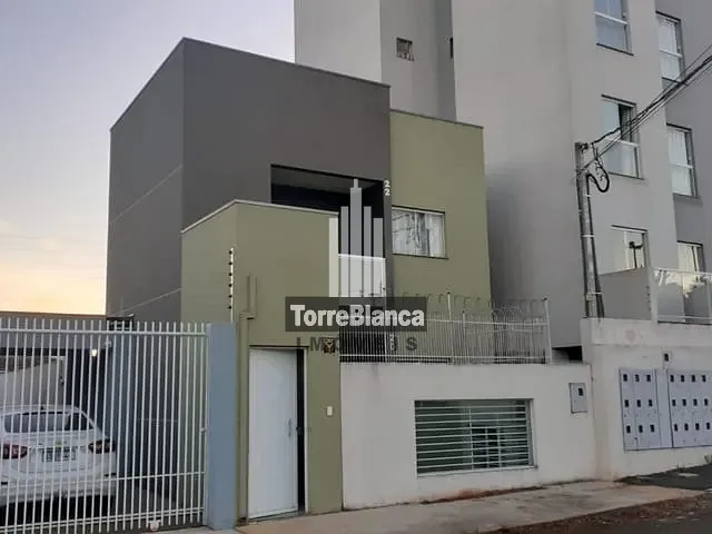 Sobrado com 90m² 4 quartos e 2 banheiros, à venda, no bairro Uvaranas em Ponta Grossa