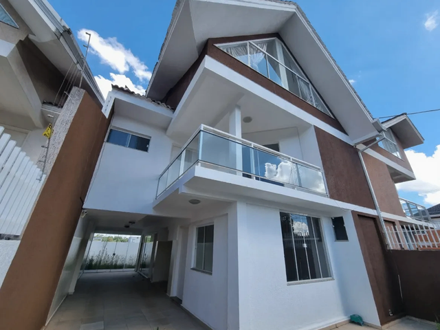 Locação - Sobrado Triplex com 3 quartos (sendo 1 suíte), 2 vagas, Churrasqueira, Quintal Amplo, Estrela.