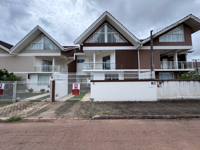 Locação - Sobrado Triplex com 3 quartos (sendo 2 suítes),2 vagas, Churrasqueira, Quintal Amplo, Estrela.