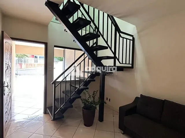 Sobrado 5 quartos e 2 banheiros, à venda, no bairro Contorno em Ponta Grossa