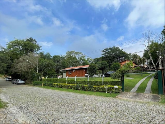Sobrado com 1629m² 3 quartos e 3 banheiros, à venda, no bairro Paisagem Renoir em Cotia
