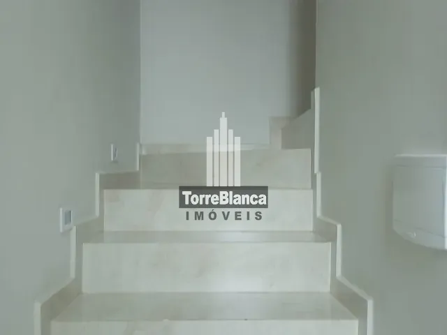 Sobrado 3 quartos e 2 banheiros, à venda, no bairro Cará-cará em Ponta Grossa