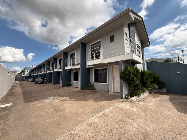 Locação - Sobrado Mobiliado com 2 quartos, 1 vaga, Churrasqueira, Uvaranas.