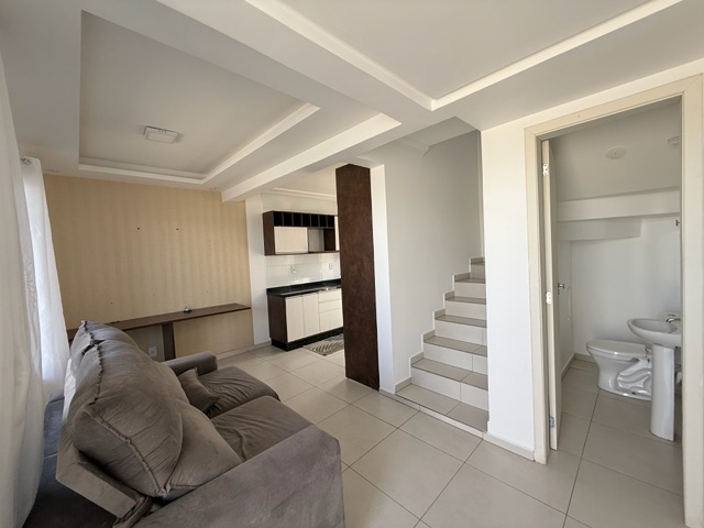 Locação - Sobrado Mobiliado com 2 quartos, 1 vaga, Churrasqueira, Uvaranas.