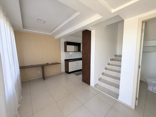 Locação - Sobrado Mobiliado com 2 quartos, 1 vaga, Churrasqueira, Uvaranas.
