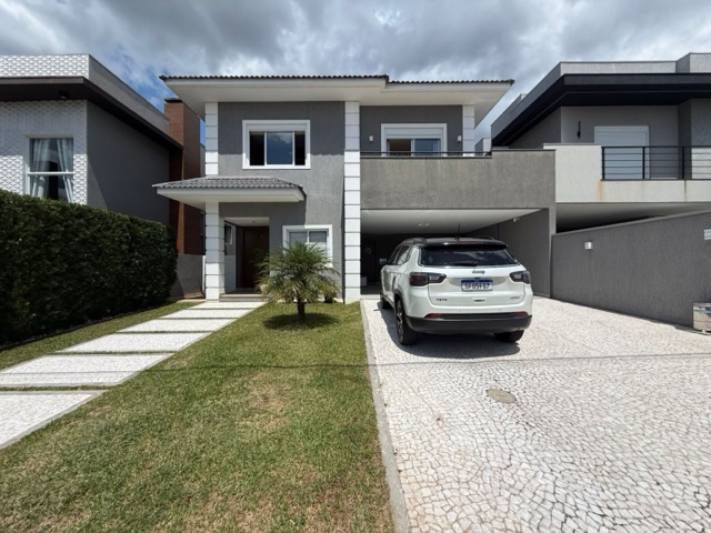 Locação - Sobrado de Alto Padrão com piscina, 3 suítes, 4 vagas, Área gourmet, Cond. Residencial Fontana di Trevi, Jardim Carvalho.