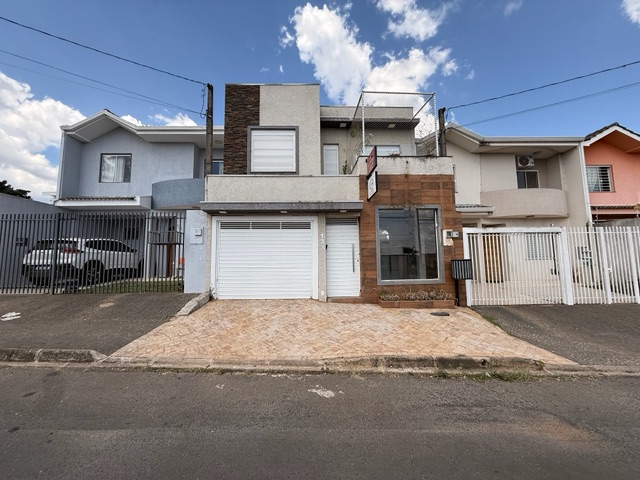 Locação - Sobrado com 3 quartos (sendo 1 suíte), 1 vaga coberta, Área gourmet, Ronda.