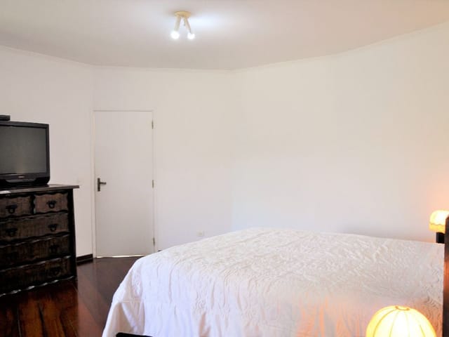 Sobrado com 1600m² 6 quartos e 8 banheiros, à venda, no bairro Vila de São Fernando em Cotia