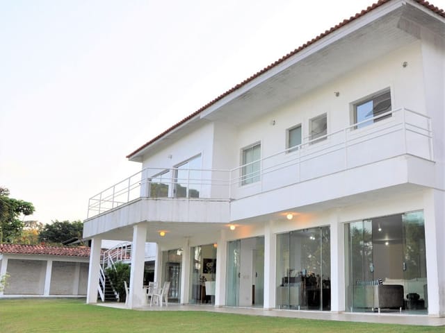 Sobrado com 1600m² 6 quartos e 8 banheiros, à venda, no bairro Vila de São Fernando em Cotia