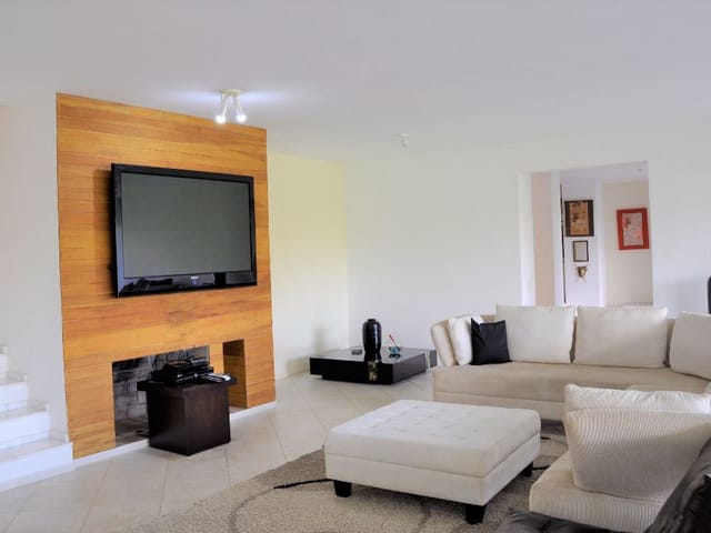 Sobrado com 1600m² 6 quartos e 8 banheiros, à venda, no bairro Vila de São Fernando em Cotia