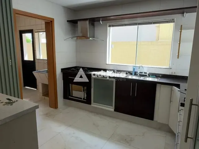 Sobrado com 420m² 4 quartos e 2 banheiros, para alugar, no bairro Orfãs em Ponta Grossa