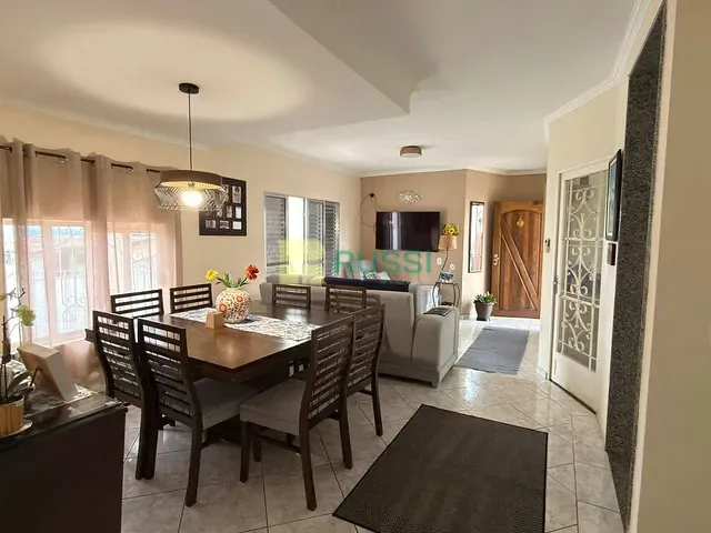 Sobrado com 388m² 4 quartos e 3 banheiros, à venda, no bairro Jardim das Indústrias em São José dos Campos