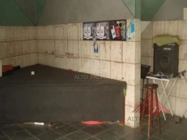 Sobrado 4 quartos e 2 banheiros, à venda, no bairro Parque São Vicente em Mauá