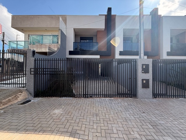 Locação - Sobrado com 3 quartos (sendo 1 suíte), 2 vagas, Cozinha com churrasqueira, 117m², Colônia Dona Luiza.