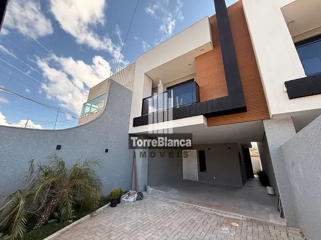 Sobrado com 117m² 3 quartos e 3 banheiros, à venda ou para alugar, no bairro Colônia Dona Luiza em Ponta Grossa