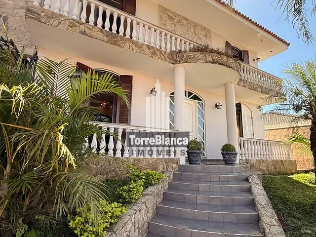 Sobrado com 420m² 6 quartos e 4 banheiros, à venda, no bairro Uvaranas em Ponta Grossa