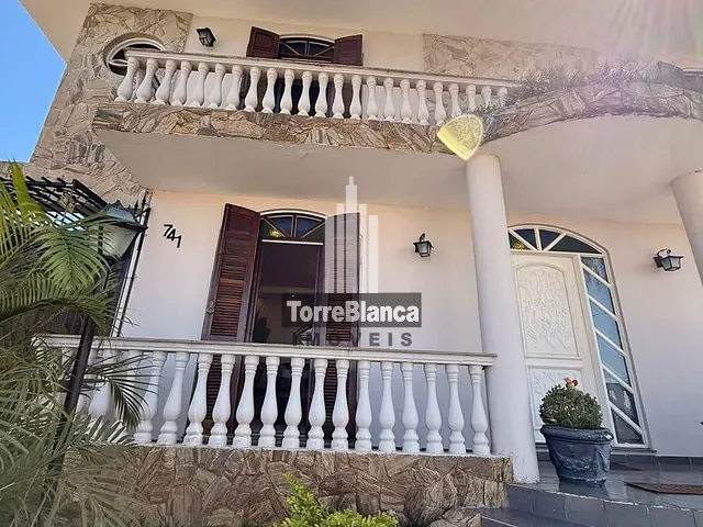 Sobrado com 420m² 6 quartos e 4 banheiros, à venda, no bairro Uvaranas em Ponta Grossa