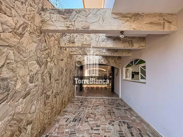 Sobrado com 420m² 6 quartos e 4 banheiros, à venda, no bairro Uvaranas em Ponta Grossa