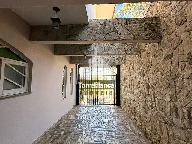 Sobrado com 420m² 6 quartos e 4 banheiros, à venda, no bairro Uvaranas em Ponta Grossa