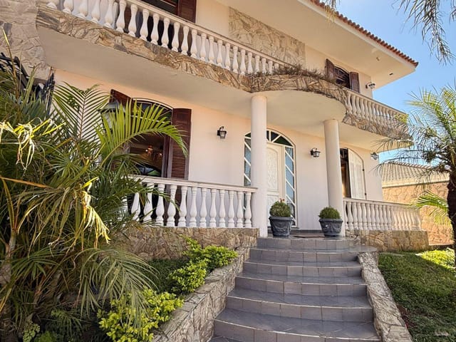 Locação - Sobrado Mobiliado, 5 quartos (sendo 1 suíte master), 5 vagas, Área Gourmet - Uvaranas, Ponta Grossa.