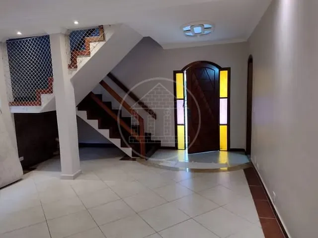 Sobrado com 250m² 4 quartos e 3 banheiros, para alugar, no bairro Jardim das Imbuias em São Paulo